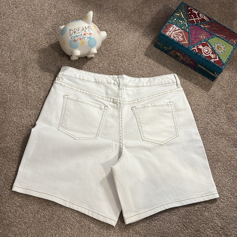 LOGO, Lori Goldstein from QVC, cream shorts! BIG DIVORCE SALE 😞
